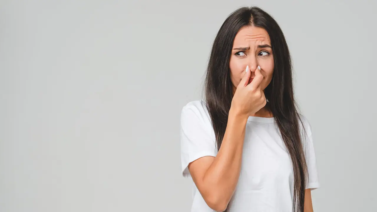 Senti improvvisamente un forte odore di marcio in casa ecco cosa significa e quando preoccuparsi