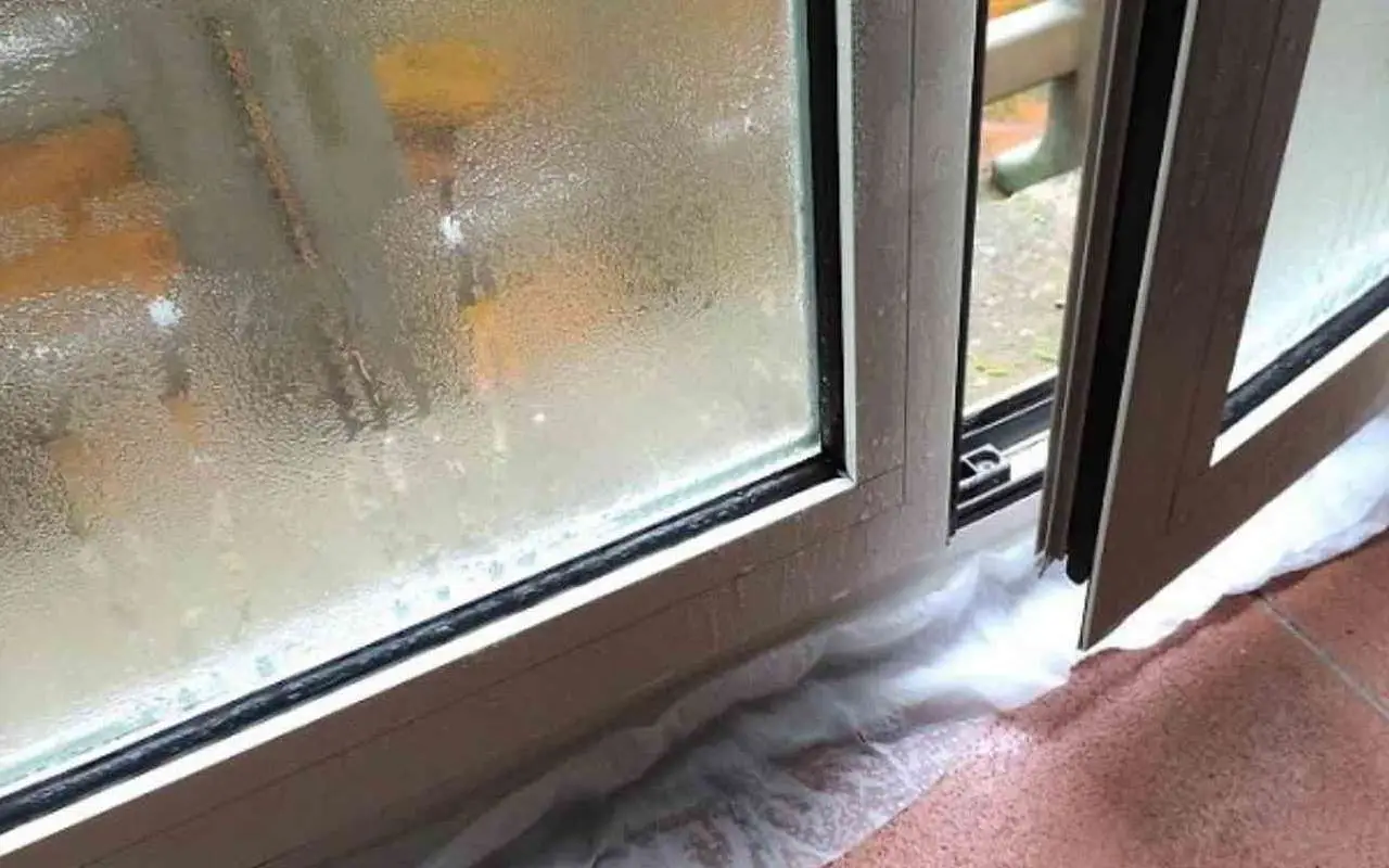 Se la finestra della cucina si appanna in questo modo stai commettendo un grave errore