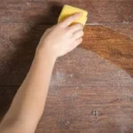 Lavare i pavimenti in legno: il trucco che li farà risplendere come nuovi