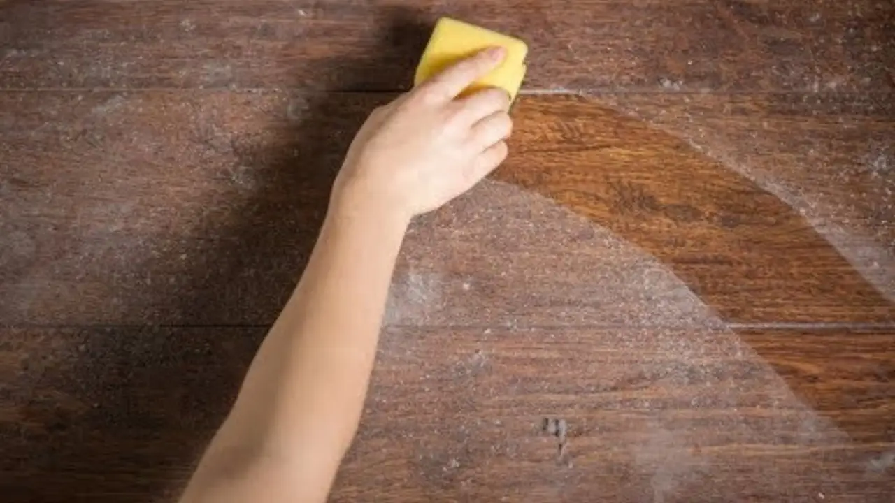 Lavare i pavimenti in legno: il trucco che li farà risplendere come nuovi