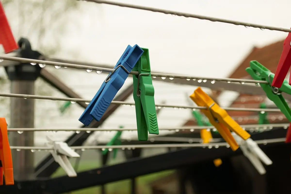 Stendi il bucato in casa quando piove? Ecco l’errore che commetti e l’alternativa perfetta