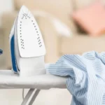Il trucco geniale per profumare i vestiti mentre li stiri: ecco cosa aggiungere nell’acqua