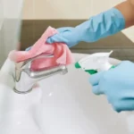 Non usare questo panno per pulire i sanitari: diffonde germi in tutto il bagno