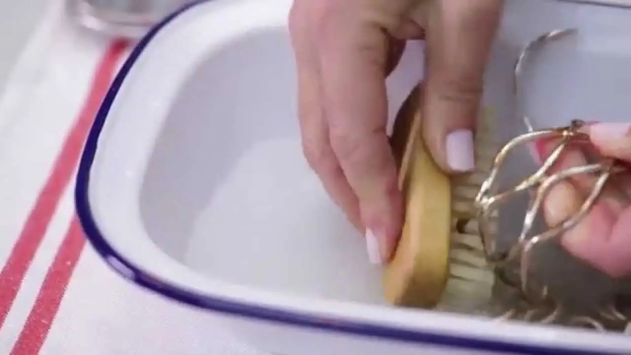 Come pulire i gioielli in oro: il metodo delicato per farli tornare a splendere