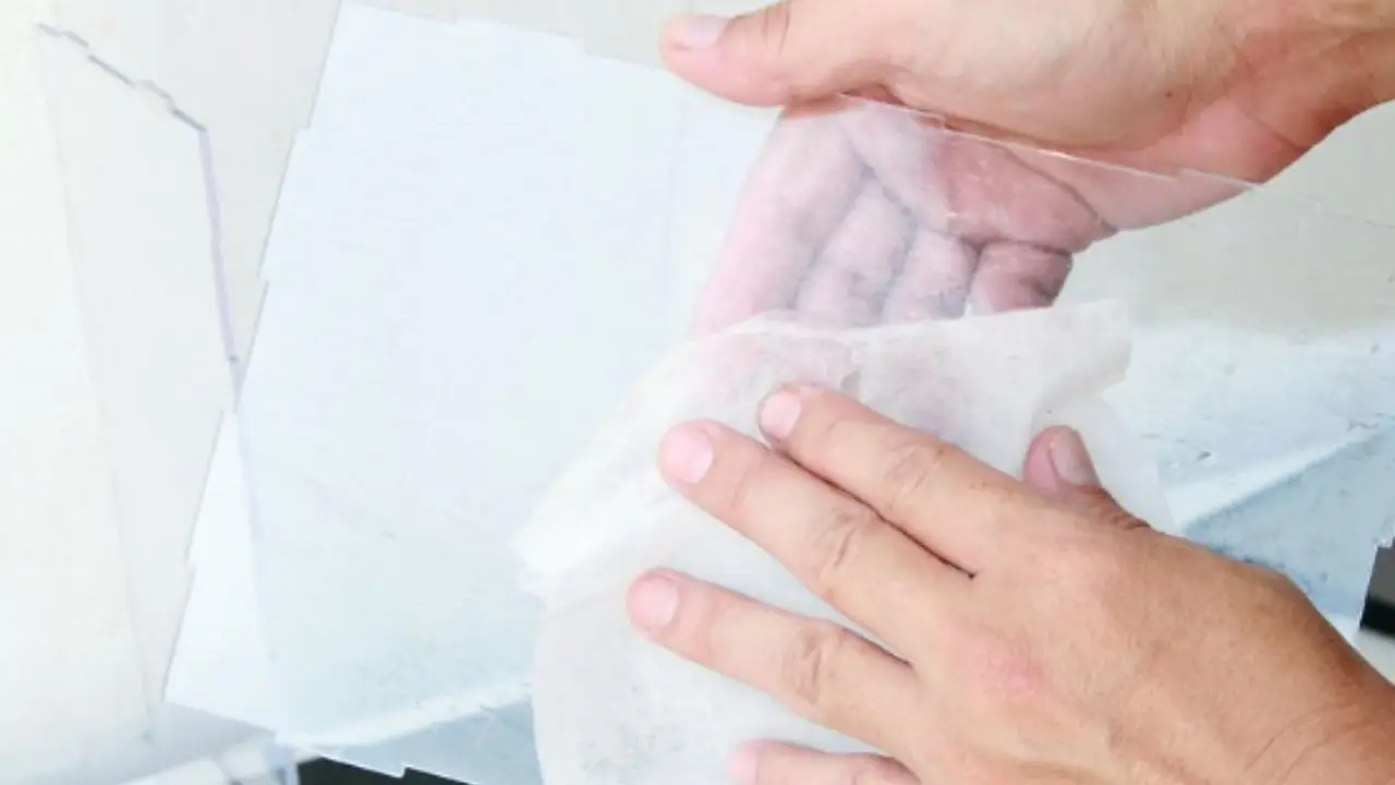 Non usare alcool su superfici in plastica