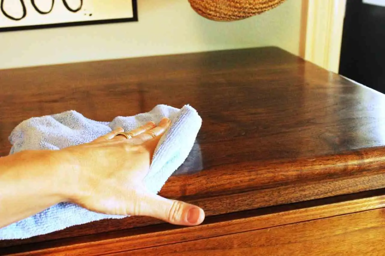 Rendere il legno come nuovo: il mix segreto di aceto e olio che funziona