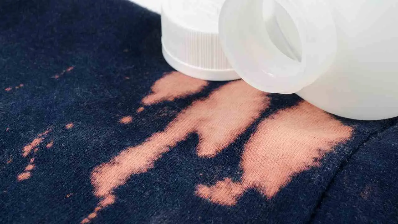 Come togliere le macchie di candeggina dai tessuti: ecco cosa devi fare