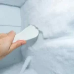 Come usare la carta stagnola per rimuovere il ghiaccio dal congelatore: ecco il metodo