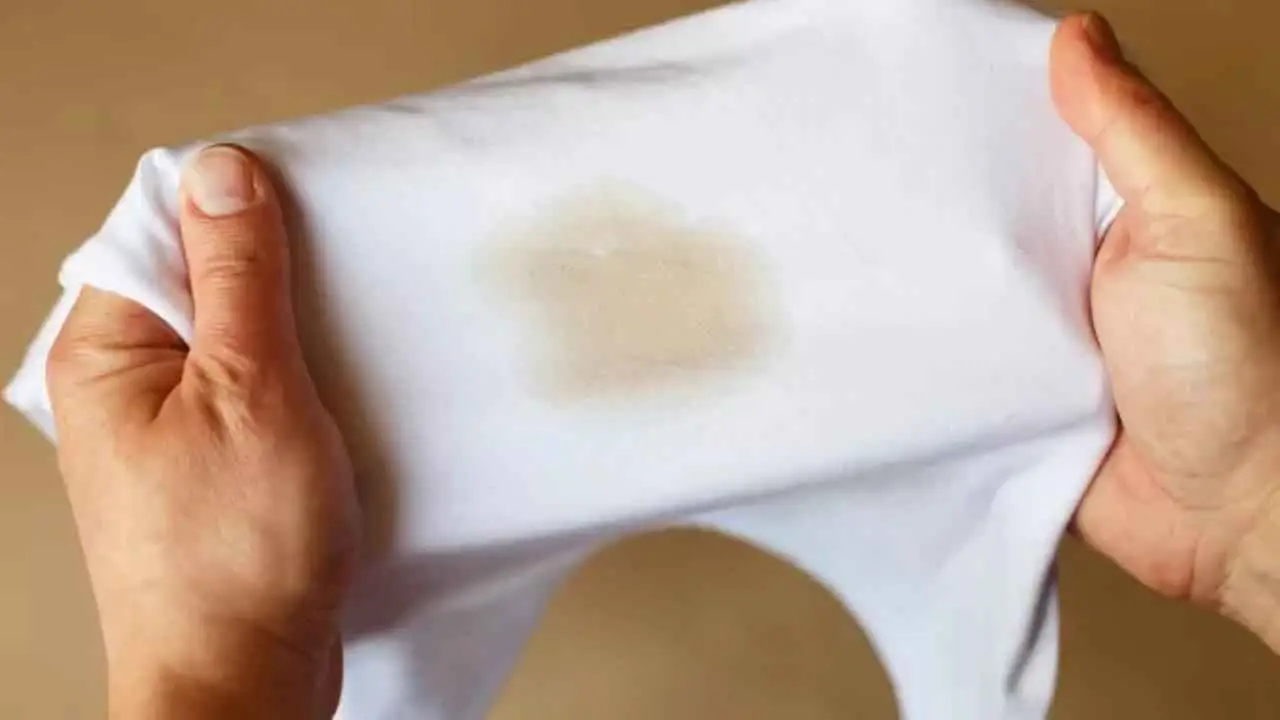 Il trucco naturale per sbiancare all’istante i vestiti ingialliti dal sudore