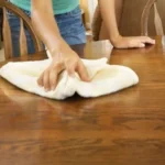 Come pulire i mobili lucidi senza lasciare aloni: ecco il panno giusto da usare